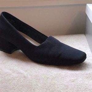 Navy 6.5 low heel pumps. Never worn